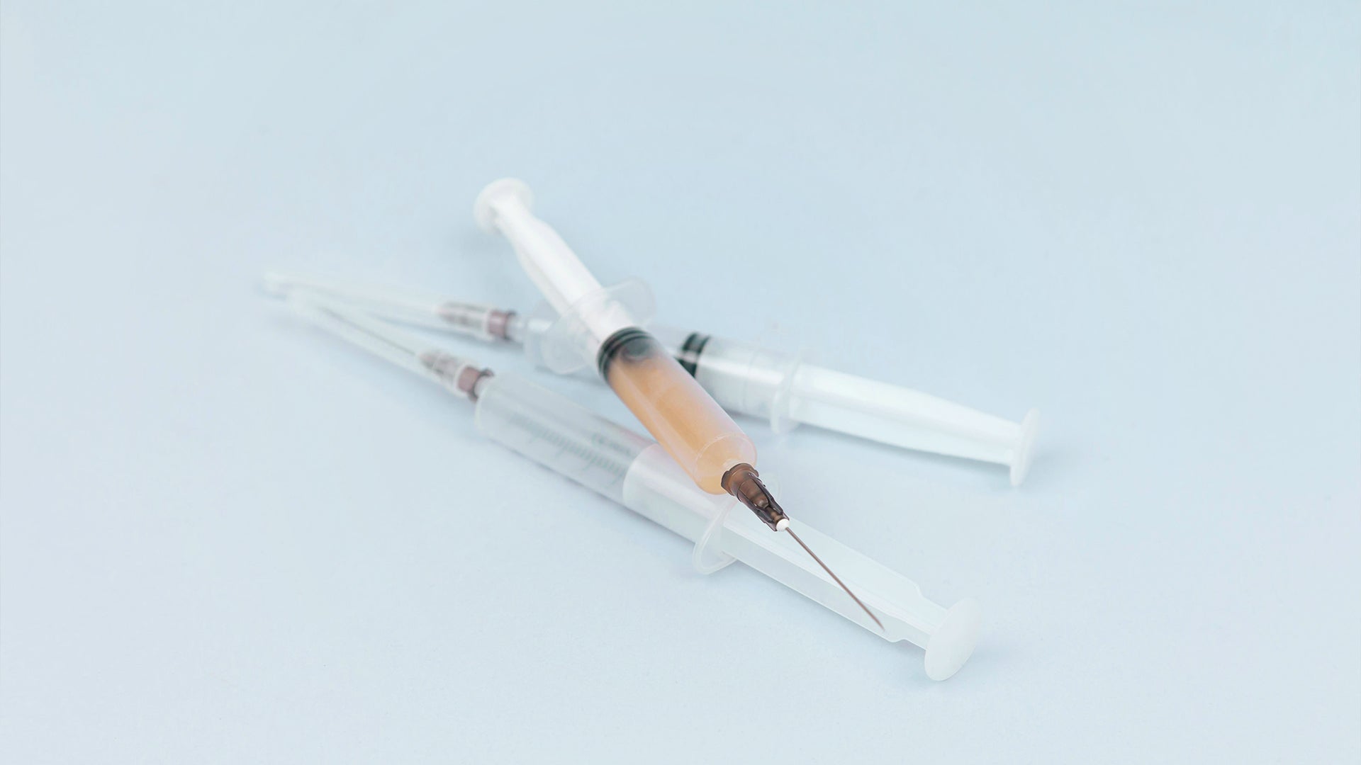 Plusieurs seringues avec du liquide dedans