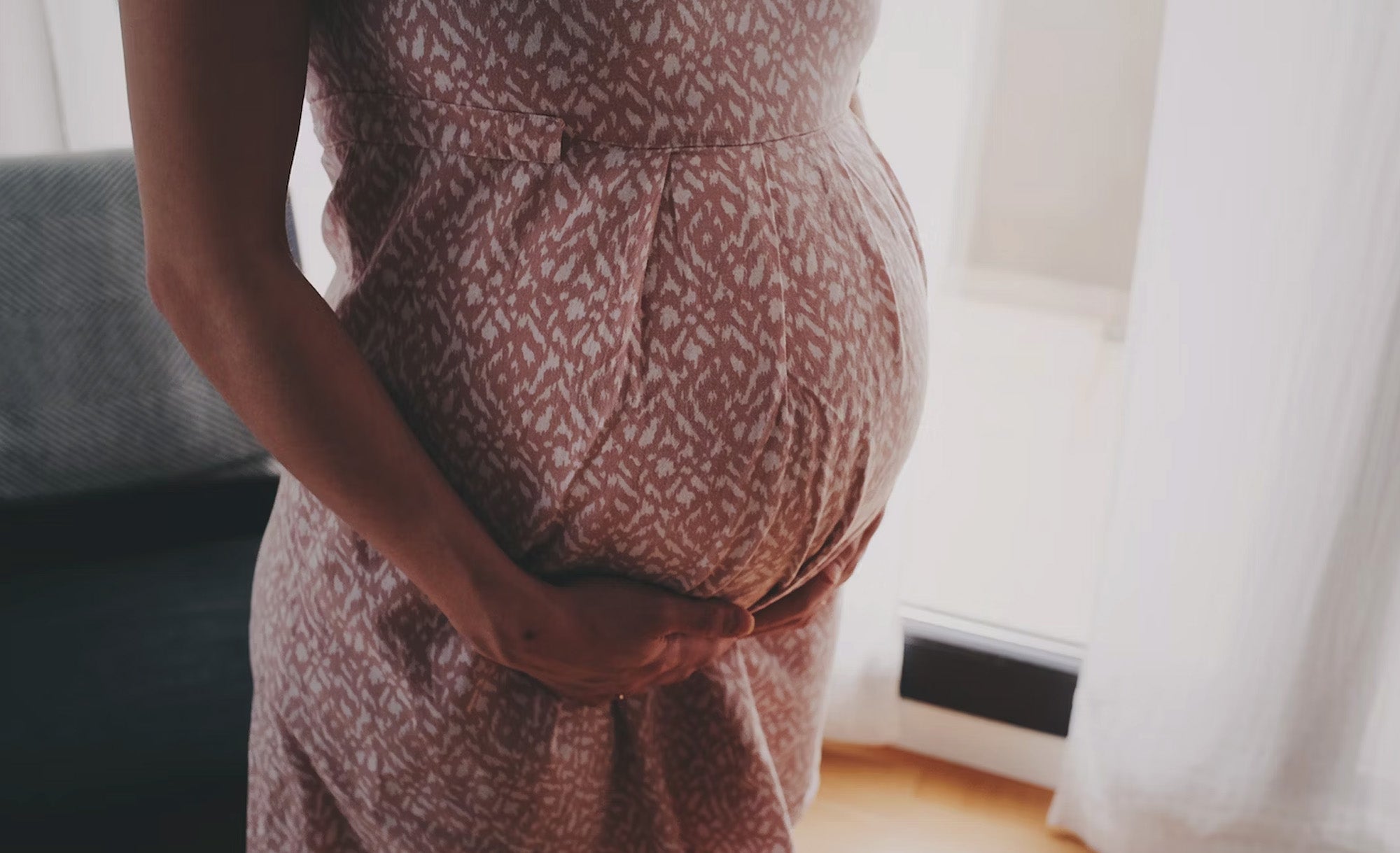 Femme tenant son ventre de femme enceinte