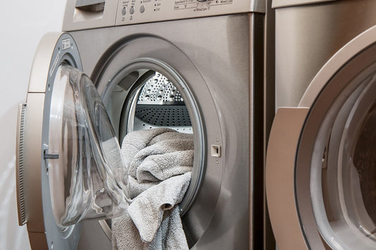 Machine à laver avec du linge 